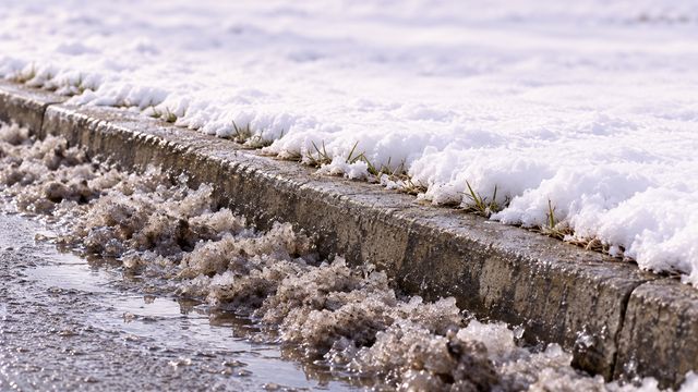 Снежная каша у бордюра: почему состояние покрова различается рядом
